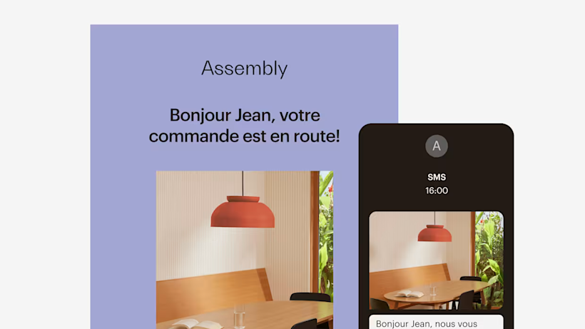 Une salle à manger moderne avec des tables en bois, des chaises noires et des lampes suspendues de couleur corail. Une fenêtre avec de la verdure est visible en arrière-plan.