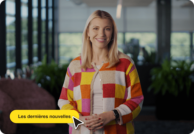 Image d’une personne debout et souriante avec une interface utilisateur abstraite flottante comprenant un curseur de souris et un bouton. Le visuel illustre comment les utilisateurs peuvent découvrir les nouvelles fonctionnalités avancées de Mailchimp.